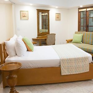 Queen Studio Spa Bath